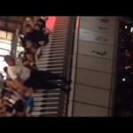 阪神タイガース優勝で大阪の道頓堀にミニスカートの女性や上半身裸の男性ら続々と飛び込む！