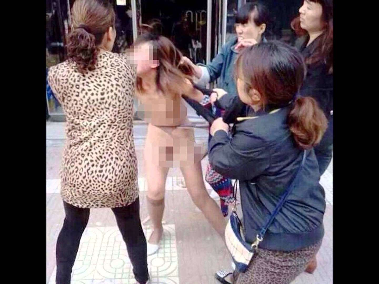 中国の浮気女性が全裸にされて集団リンチされる