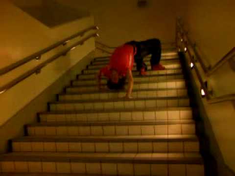 超危険な階段の降り方「エクソシスソウォーク」