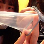 『初めてのコンドーム』女子中学生がコンドームを初体験！