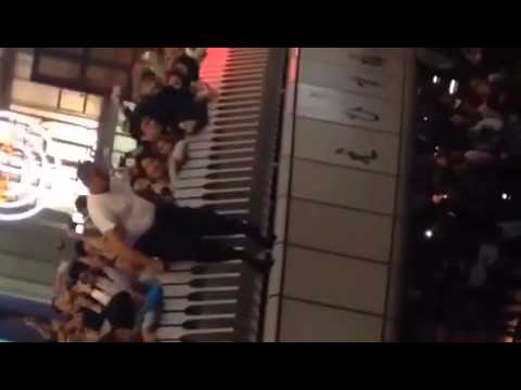 阪神タイガース優勝で大阪の道頓堀にミニスカートの女性や上半身裸の男性ら続々と飛び込む！