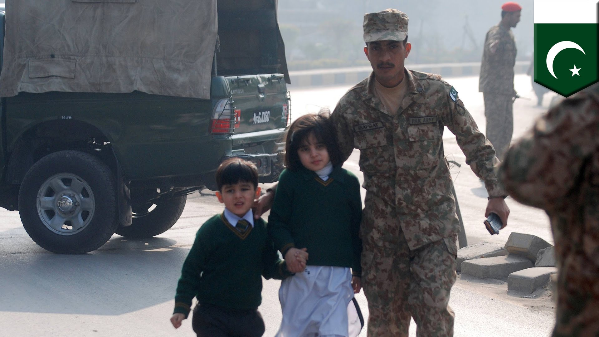 パキスタン学校襲撃 死傷者140人以上