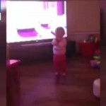 【全英震撼】レクシー（赤ちゃん）が見えない力で何かに引っ張られているような動画！