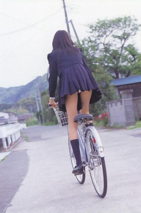 自転車をこいでる女の子のパンティが見えちゃった～