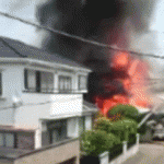 東京調布市の住宅街に小型飛行機が墜落！　
