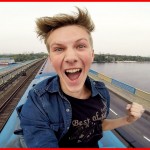 【超危険】電車の屋根に飛び乗って無賃乗車する少年の動画！